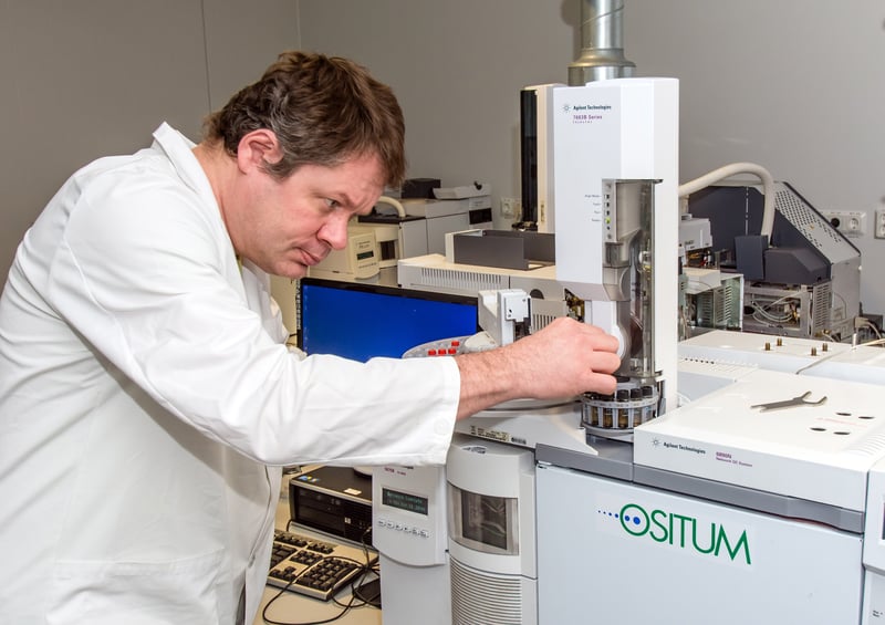 Fil.dr. och laboratoriechef Juhani Kronholm i arbete på Ositums laboratorium i Finland
