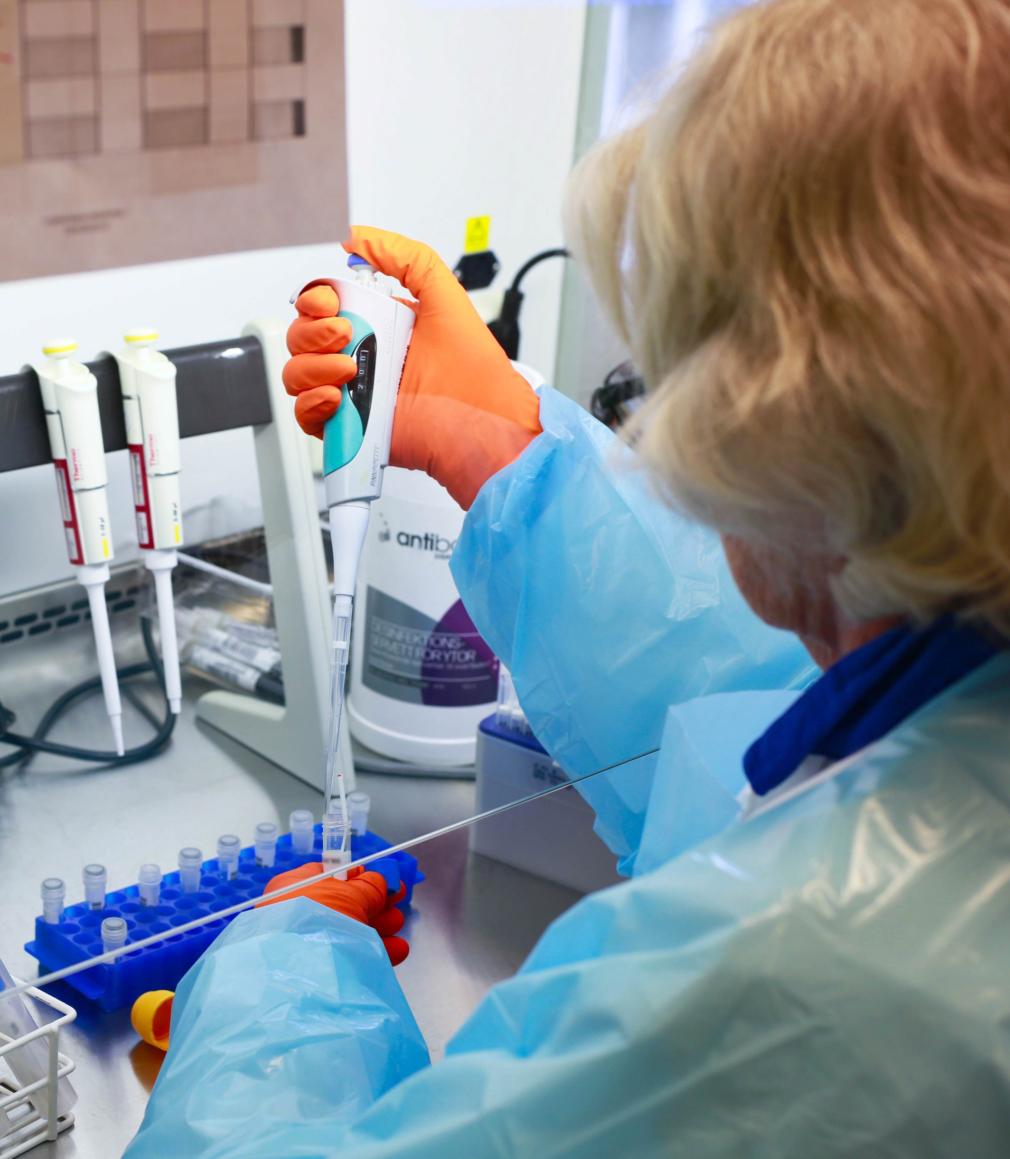 Medarbetare vid Laboratoriemedicin Sundsvall, Fotograf Maria Händenstam